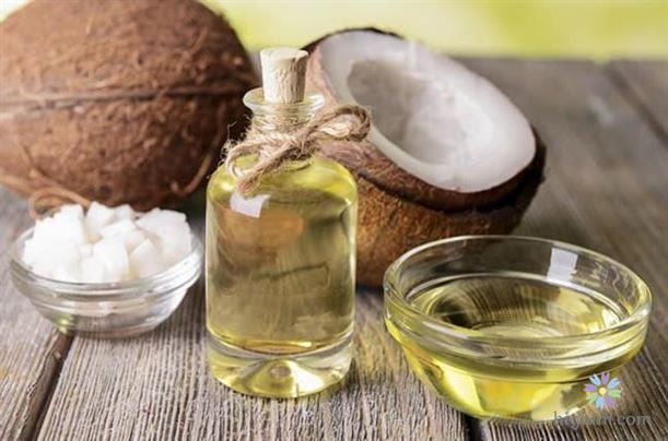 Dùng dầu dừa hoặc dầu ô liu để chăm sóc da