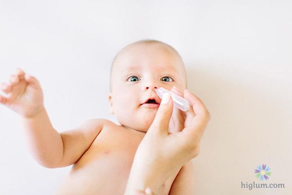 Sử dụng nước muối sinh lý để điều trị ngạt mũi cho bé (Nguồn: higlum)